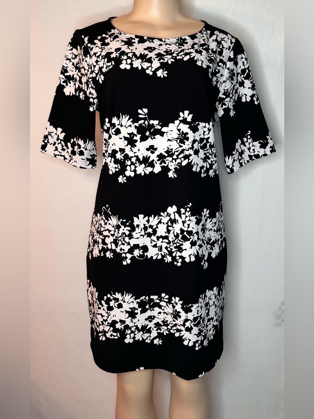 Banana Republic Black & White Floral Print Shift Dress in Smooth Size 6